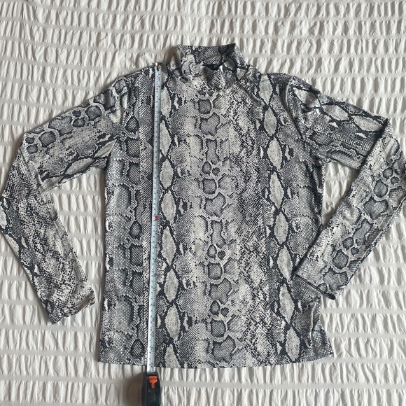 🌟 NWT FORE Grey Snake Print Mock Neck Long Sleeve Top Size Large - Picture 1 of 7